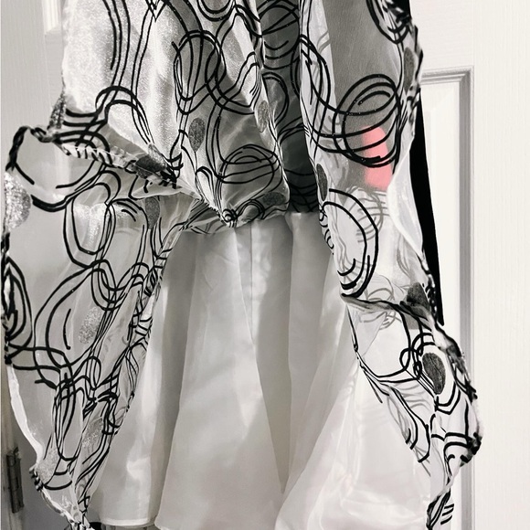 Girls Dress (2) - Picture 2 of 5